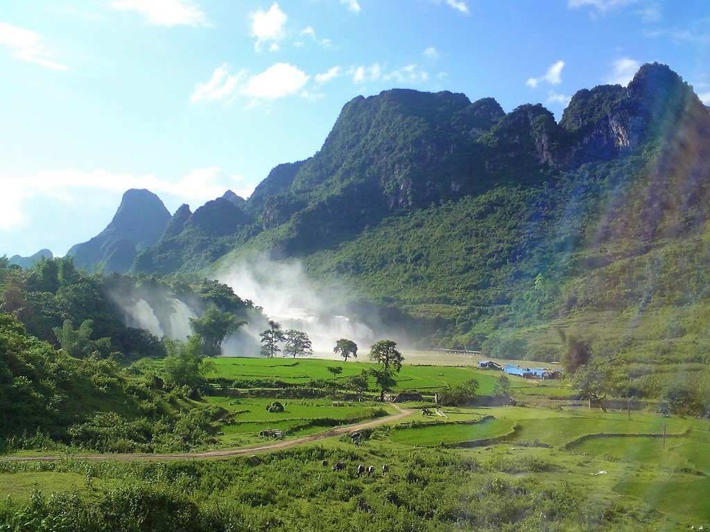 BAN GIOC WATERFALL