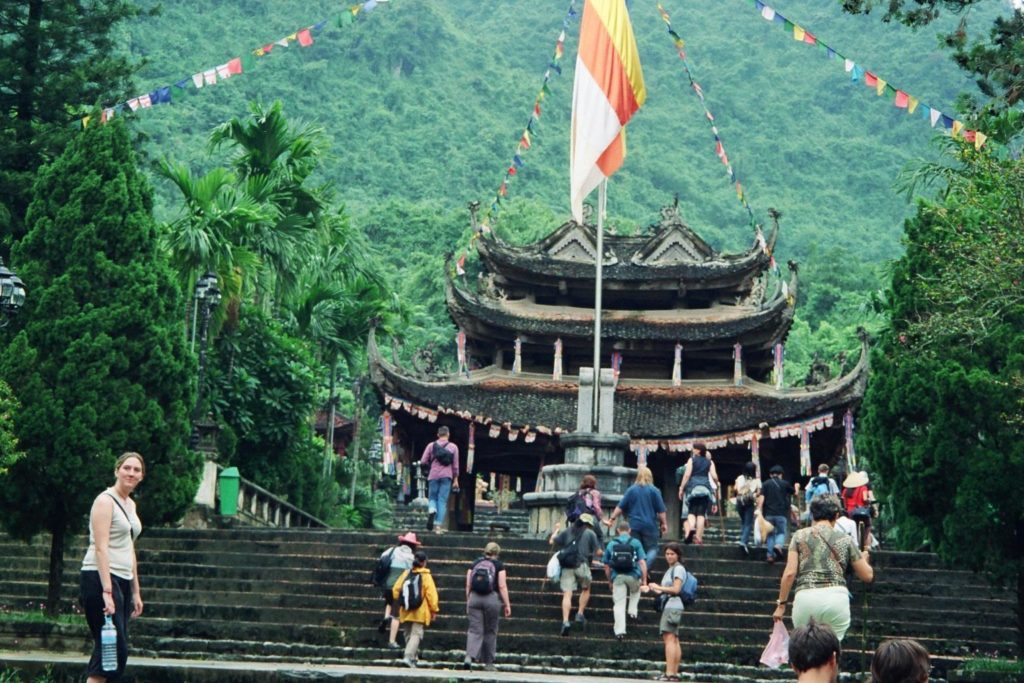 HANOI MOTORBIKE TOUR TO PERFUME PAGODA HANOI MOTORBIKE TOUR TO PERFUME PAGODA