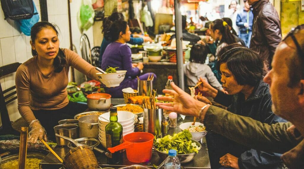 DAYLIGHT HANOI MOTORBIKE TOUR FOR FOODS AND SIGHTSEEINGS